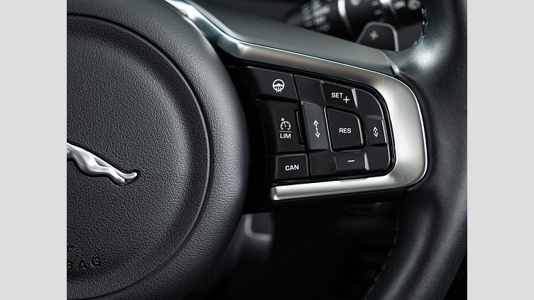 2016 認定中古車 Jaguar F-Pace Loire Blue AWD Ｒ－スポーツ　35ｔ