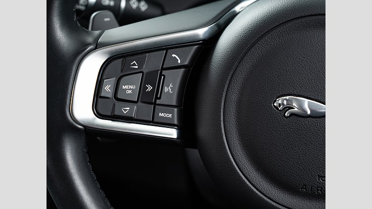 2016 認定中古車 Jaguar F-Pace Loire Blue AWD Ｒ－スポーツ　35ｔ
