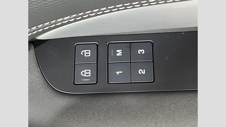 2024 認定中古車 Land Rover Discovery フジホワイト D350マイルドハイブリッド（ディーゼル） Dynamic SE