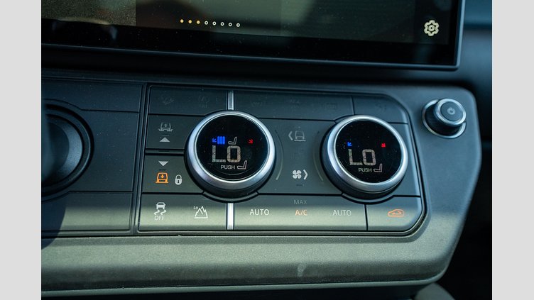 2025 Approved Land Rover Defender 110 Borasco Grey P425 z silnikiem benzynowym V8 X-Dynamic HSE