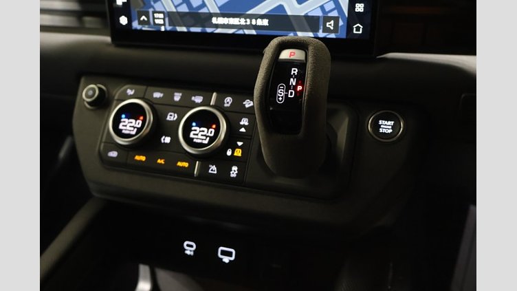 2024 認定中古車 Land Rover Defender 110 サントリーニブラック P525 AWD (AT) V8