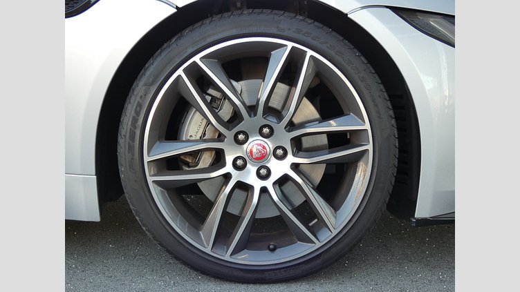2022 認定中古車 Jaguar F-Type インダスシルバー P300 オートマチック 後輪駆動 F-TYPEクーペ R-DYNAMIC
