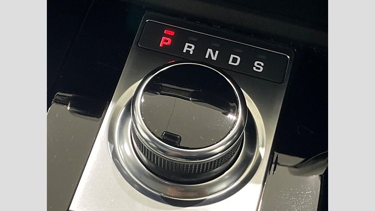2019 認定中古車 Land Rover Discovery ユーロンホワイト(メタリック) 3.0リッター TD6クリーンディーゼルエンジン （190kW/258PS） LANDMARK