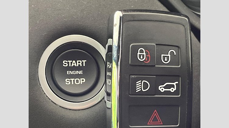 2019 認定中古車 Land Rover Discovery ユーロンホワイト(メタリック) 3.0リッター TD6クリーンディーゼルエンジン （190kW/258PS） LANDMARK