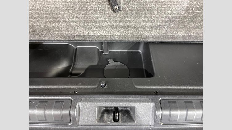 2019 認定中古車 Land Rover Discovery ユーロンホワイト(メタリック) 3.0リッター TD6クリーンディーゼルエンジン （190kW/258PS） LANDMARK