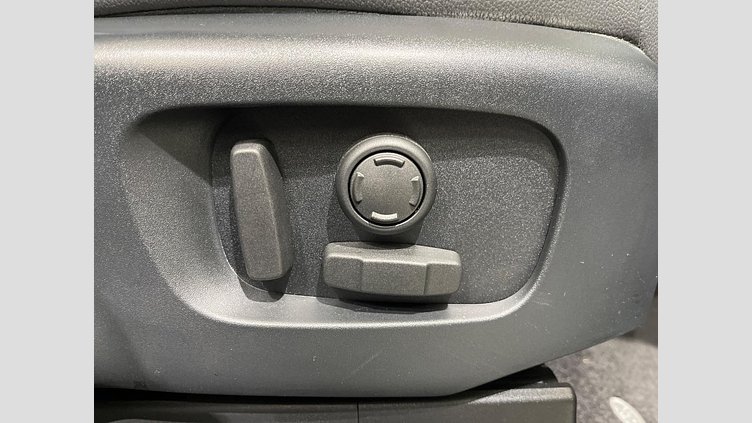 2019 認定中古車 Land Rover Discovery ユーロンホワイト(メタリック) 3.0リッター TD6クリーンディーゼルエンジン （190kW/258PS） LANDMARK
