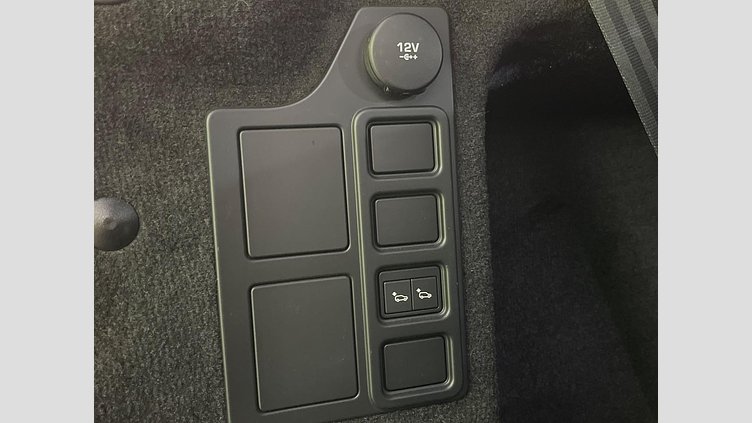 2019 認定中古車 Land Rover Discovery ユーロンホワイト(メタリック) 3.0リッター TD6クリーンディーゼルエンジン （190kW/258PS） LANDMARK