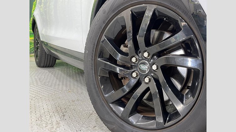 2019 認定中古車 Land Rover Discovery ユーロンホワイト(メタリック) 3.0リッター TD6クリーンディーゼルエンジン （190kW/258PS） LANDMARK