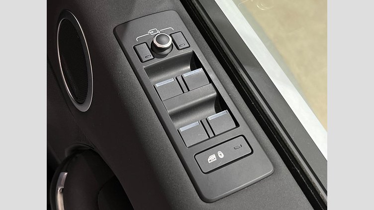 2019 認定中古車 Land Rover Discovery ユーロンホワイト(メタリック) 3.0リッター TD6クリーンディーゼルエンジン （190kW/258PS） LANDMARK