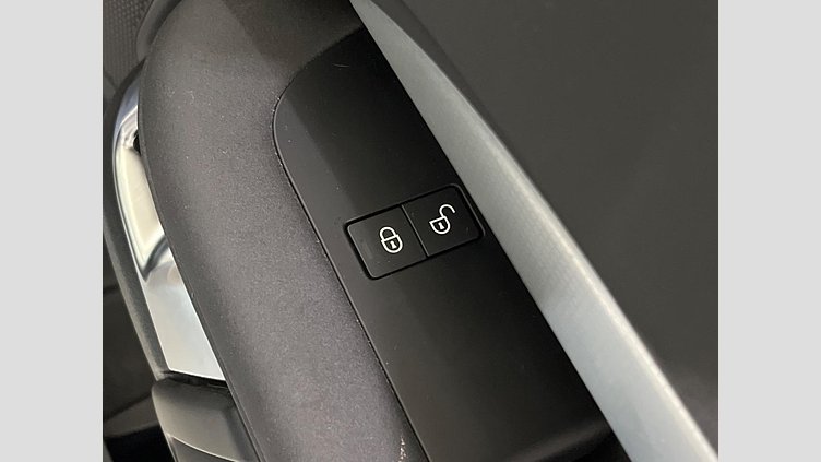 2019 認定中古車 Land Rover Discovery ユーロンホワイト(メタリック) 3.0リッター TD6クリーンディーゼルエンジン （190kW/258PS） LANDMARK