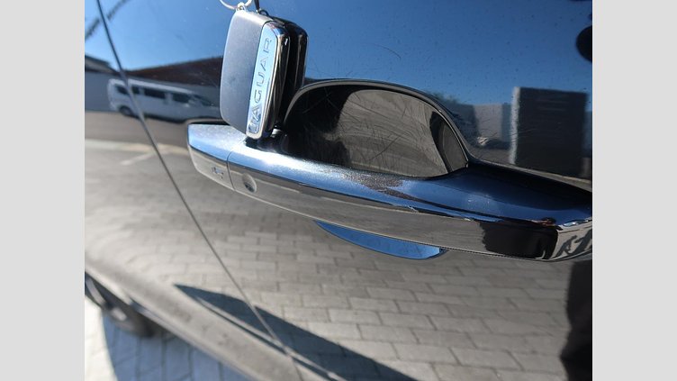 2019 認定中古車 Jaguar F-Pace Santorini Black 2.0 litre i4D Diesel PRESTIGE