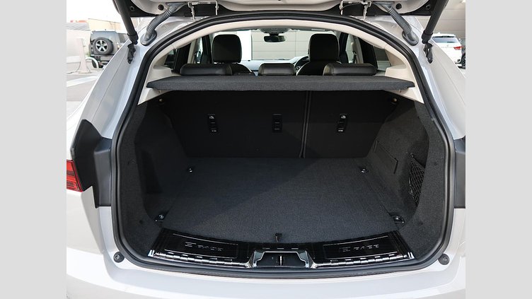 2019 認定中古車 Jaguar E-Pace ボラスコグレー D180 オートマチック全輪駆動 S