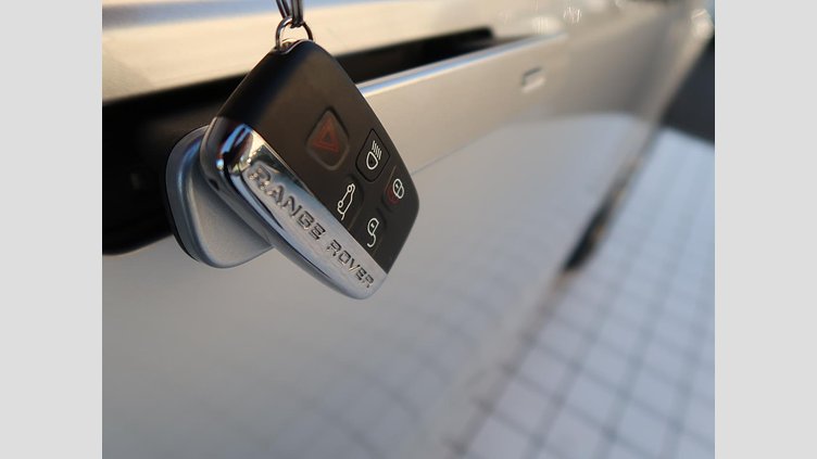 2019 認定中古車 Land Rover Range Rover Velar インダスシルバー D180 S