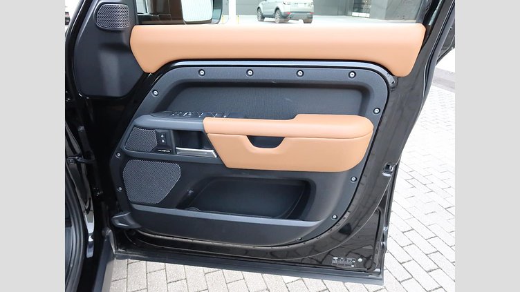 2024 認定中古車 Land Rover Defender 110 サントリーニブラック D300 AWD（AT） X-DYNAMIC HSE
