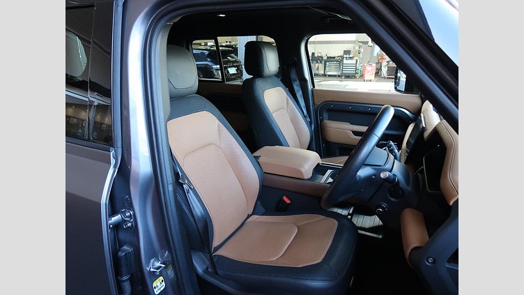 2024 認定中古車 Land Rover Defender 110 アイガーグレイ D300 AWD（AT） X-DYNAMIC HSE
