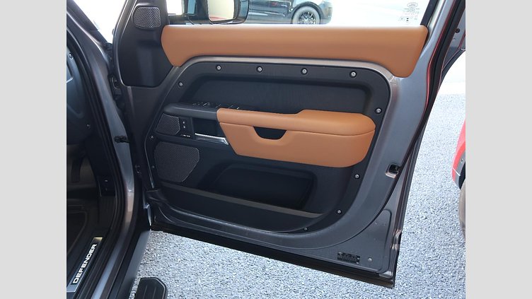 2024 認定中古車 Land Rover Defender 110 アイガーグレイ D300 AWD（AT） X-DYNAMIC HSE