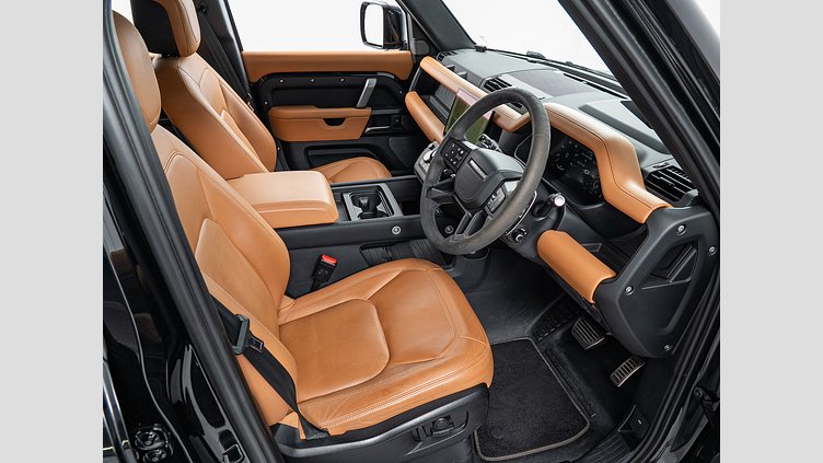 2023 認定中古車 Land Rover Defender 110 サントリーニブラック P525 AWD (AT) P525
