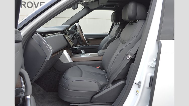 2024 認定中古車 Land Rover Range Rover オストゥーニパールホワイト（お取り扱いの有無については正規ディーラーにお問い合わせください） P550 AWD PHEV（AT） スタンダードホイールベース Autobiography