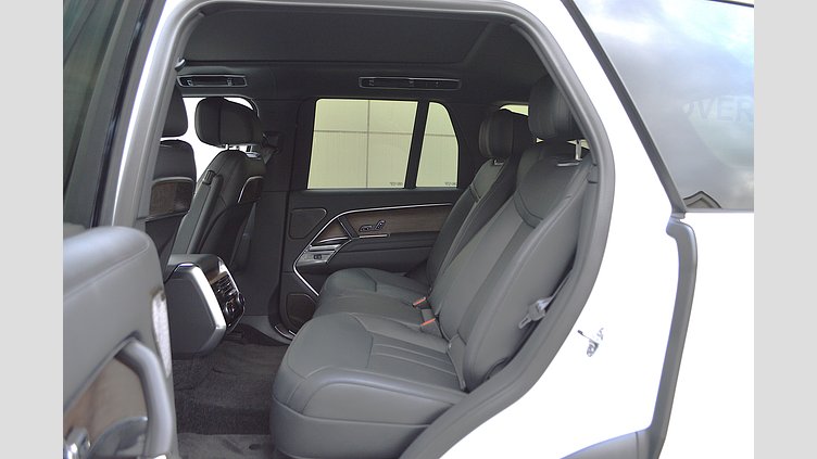 2024 認定中古車 Land Rover Range Rover オストゥーニパールホワイト（お取り扱いの有無については正規ディーラーにお問い合わせください） P550 AWD PHEV（AT） スタンダードホイールベース Autobiography