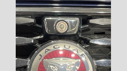 F-Pace 41