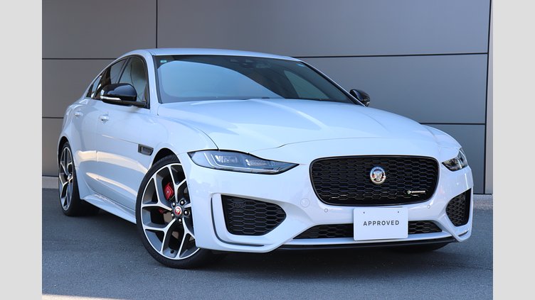 2020 認定中古車 Jaguar XE ユーロンホワイト P300 RWD AUTOMATIC 4 door Saloon R-DYNAMIC SE