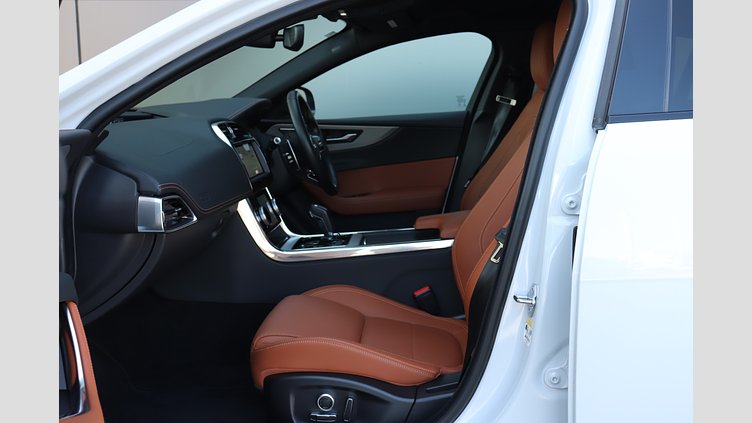 2020 認定中古車 Jaguar XE ユーロンホワイト P300 RWD AUTOMATIC 4 door Saloon R-DYNAMIC SE