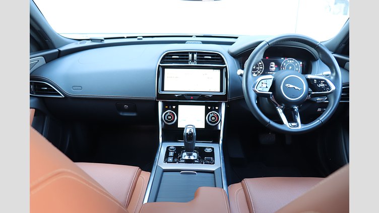 2020 認定中古車 Jaguar XE ユーロンホワイト P300 RWD AUTOMATIC 4 door Saloon R-DYNAMIC SE