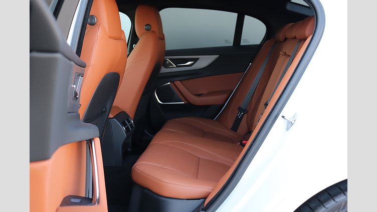 2020 認定中古車 Jaguar XE ユーロンホワイト P300 RWD AUTOMATIC 4 door Saloon R-DYNAMIC SE