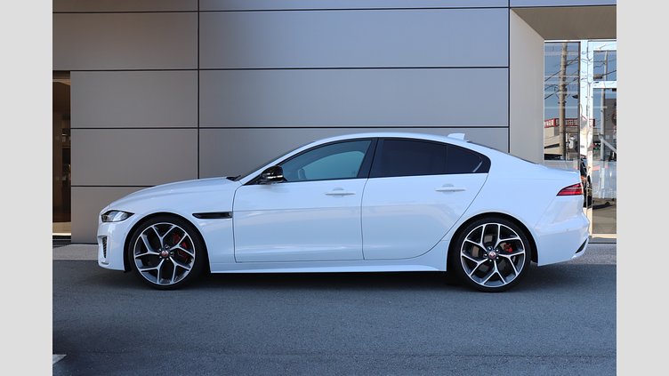 2020 認定中古車 Jaguar XE ユーロンホワイト P300 RWD AUTOMATIC 4 door Saloon R-DYNAMIC SE