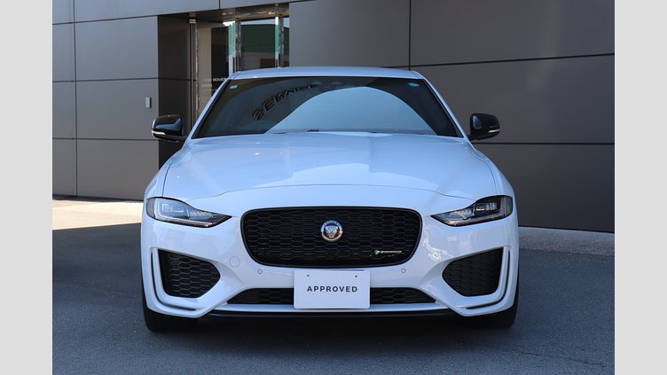 2020 認定中古車 Jaguar XE ユーロンホワイト P300 RWD AUTOMATIC 4 door Saloon R-DYNAMIC SE