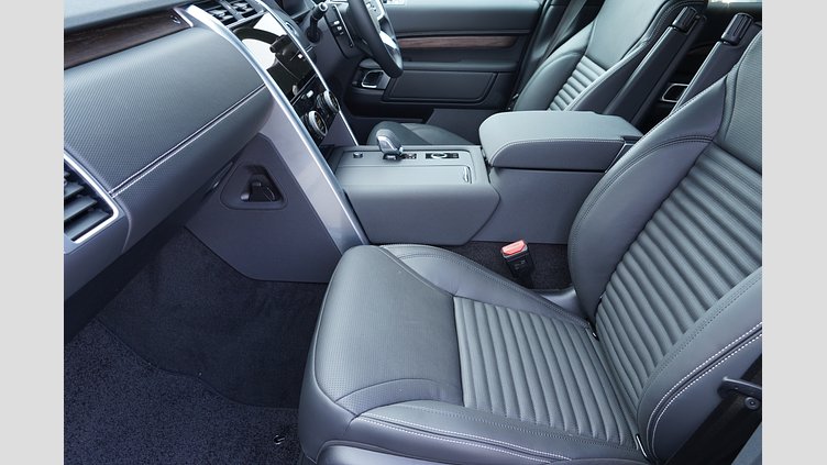 2025 認定中古車 Land Rover Discovery Fuji White 3.0 litre i6D Dynamic HSE D350