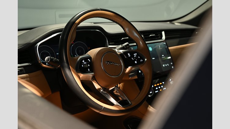 2023 Begagnad Jaguar F-Pace Portofino Blue AWD P460e SE - leasebar till företag