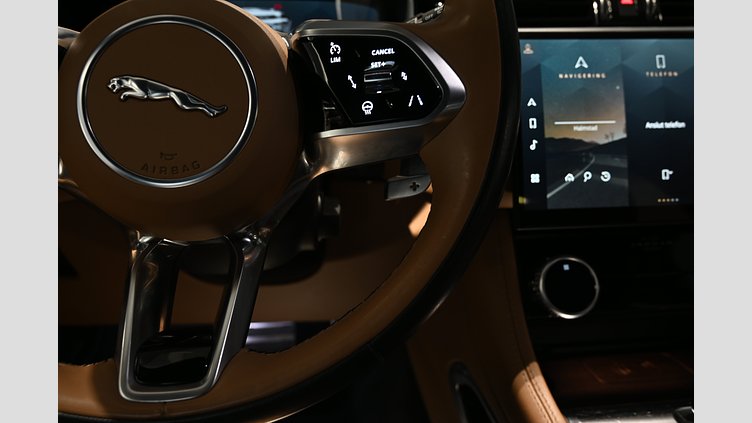 2023 Begagnad Jaguar F-Pace Portofino Blue AWD P460e SE - leasebar till företag