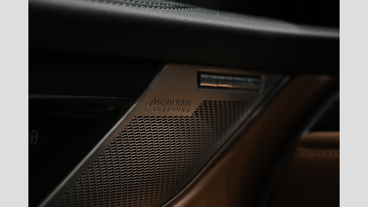 2023 Begagnad Jaguar F-Pace Portofino Blue AWD P460e SE - leasebar till företag