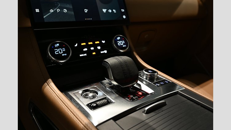 2023 Begagnad Jaguar F-Pace Portofino Blue AWD P460e SE - leasebar till företag