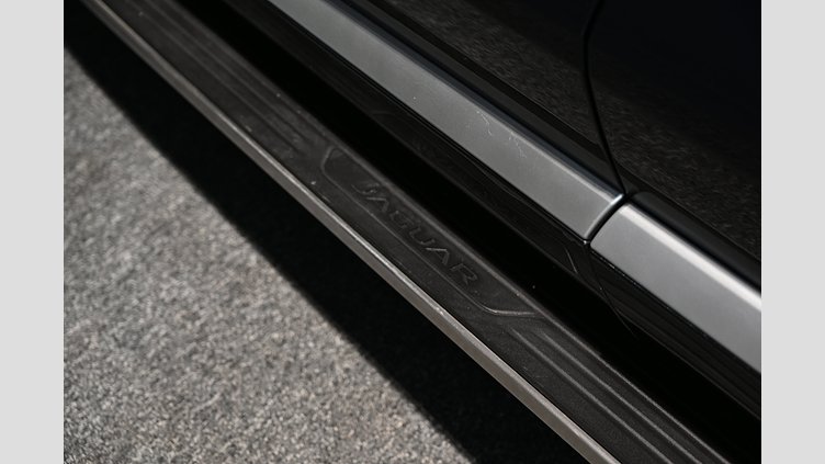 2023 Begagnad Jaguar F-Pace Portofino Blue AWD P460e SE - leasebar till företag