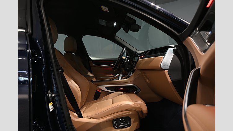 2023 Begagnad Jaguar F-Pace Portofino Blue AWD P460e SE - leasebar till företag