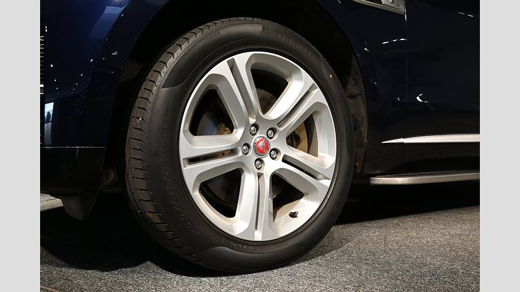 2023 Begagnad Jaguar F-Pace Portofino Blue AWD P460e SE - leasebar till företag