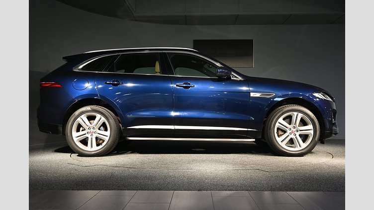 2023 Begagnad Jaguar F-Pace Portofino Blue AWD P460e SE - leasebar till företag