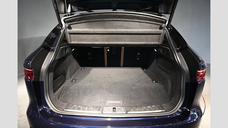 2023 Begagnad Jaguar F-Pace Portofino Blue AWD P460e SE - leasebar till företag