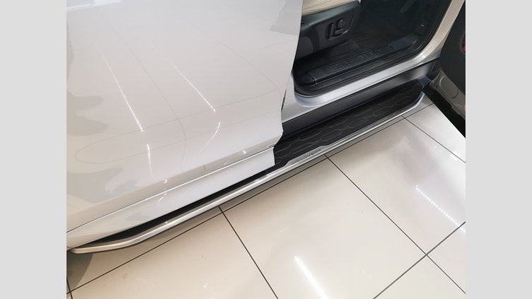 2025 認定中古車 Land Rover Discovery Sport ハクバシルバー D200マイルドハイブリッド（ディーゼル） 標準ホイール S