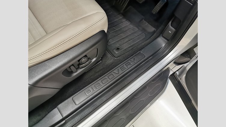 2025 認定中古車 Land Rover Discovery Sport ハクバシルバー D200マイルドハイブリッド（ディーゼル） 標準ホイール S