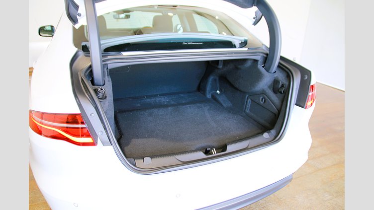 2020 認定中古車 Jaguar XE Yulong White 2.0 litre i4D Diesel S