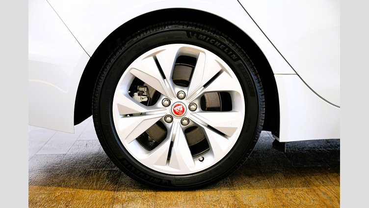 2020 認定中古車 Jaguar XE Yulong White 2.0 litre i4D Diesel S