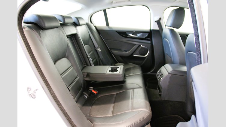 2020 認定中古車 Jaguar XE Yulong White 2.0 litre i4D Diesel S