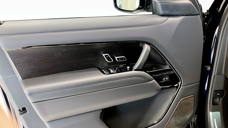 2026 Ny Land Rover Range Rover Constellation Blue in Gloss finish​ P550e bensin laddhybrid P550e SV