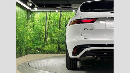 F-Pace 29