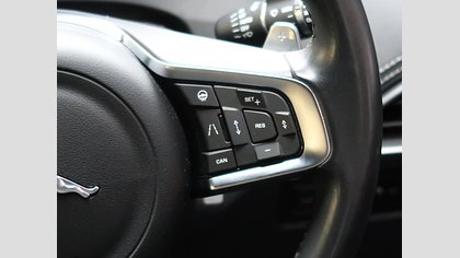 F-Pace 19