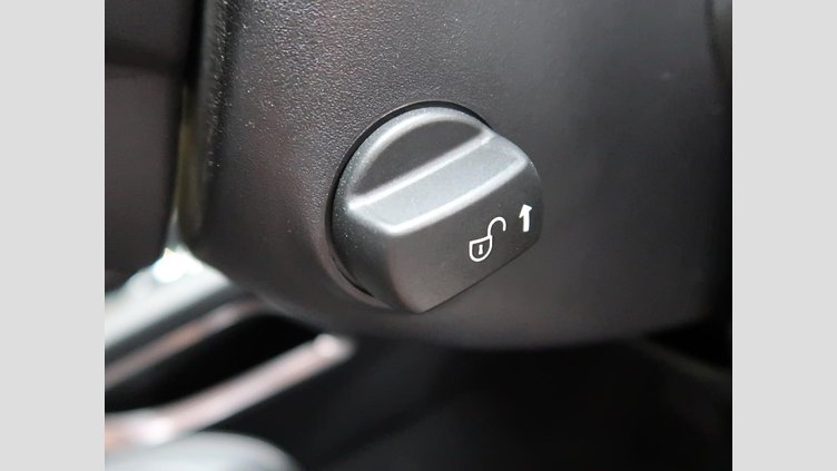 2020 認定中古車 Jaguar F-Pace Fuji White 2.0L I4 Pet Mid DOHC AJ200 R-SPORT