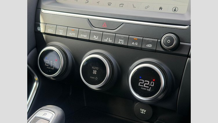 2019 認定中古車 Jaguar E-Pace Fuji White 2.0 litre i4D Diesel センサリー・パフォーマンス・エディション